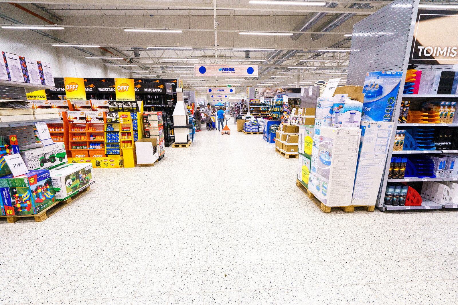 Reference_store_lighting_Megamarket_6_1600px