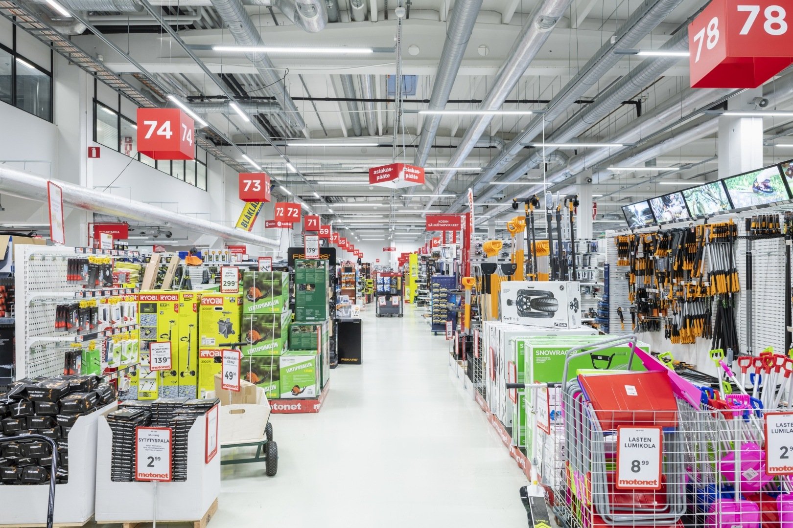Reference_store_lighting_Motonet_Roihuvuori_9