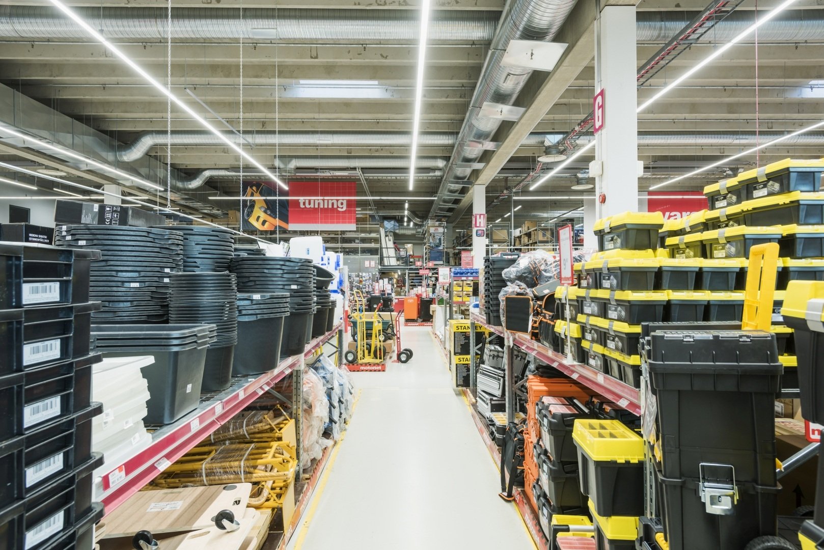Reference_store_lighting_Motonet_Vantaa_3