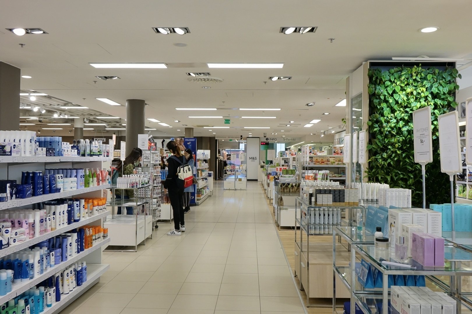 Reference_store_lighting_Sokos_Jyvaskyla_1065