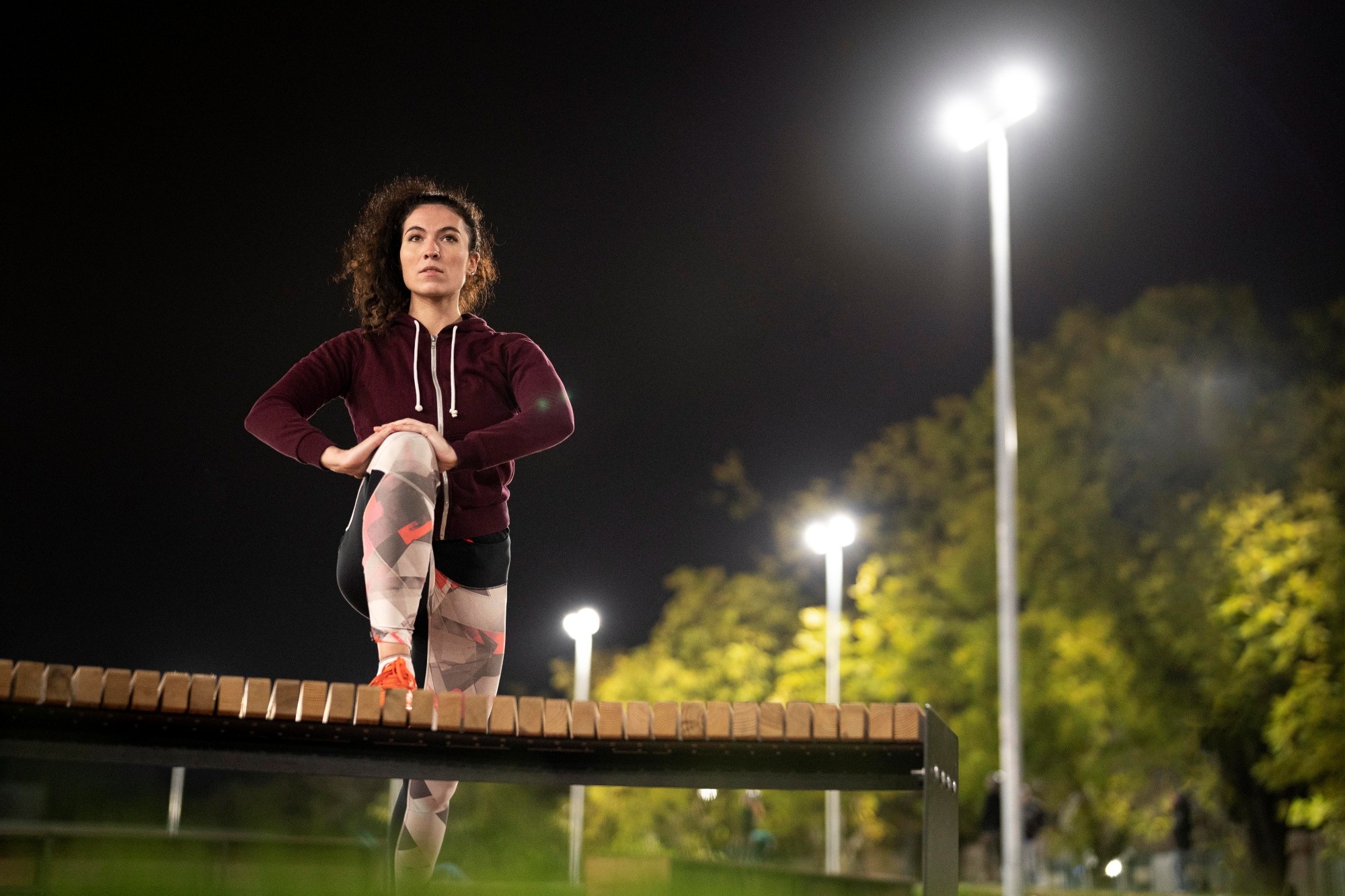 brand-outdoor-park-woman-training-night_2000x1333