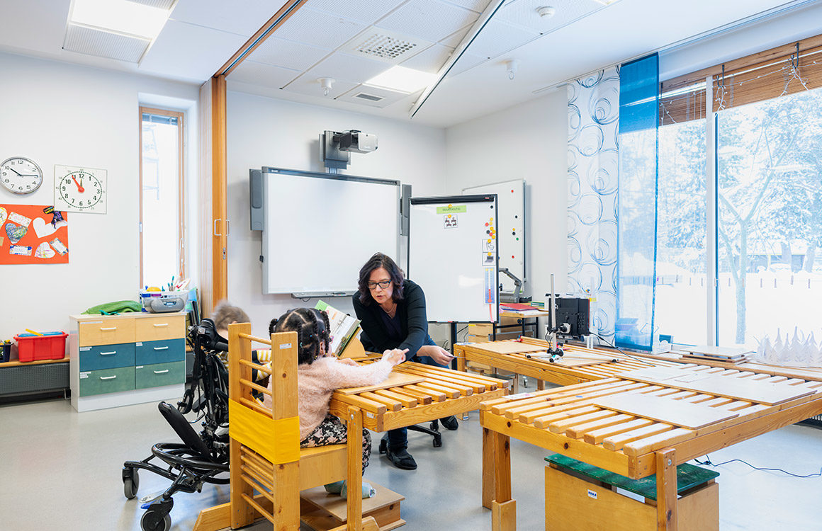  Belysningen i klassrummet justeras baserat på studiesituationen och elevernas individuella behov.